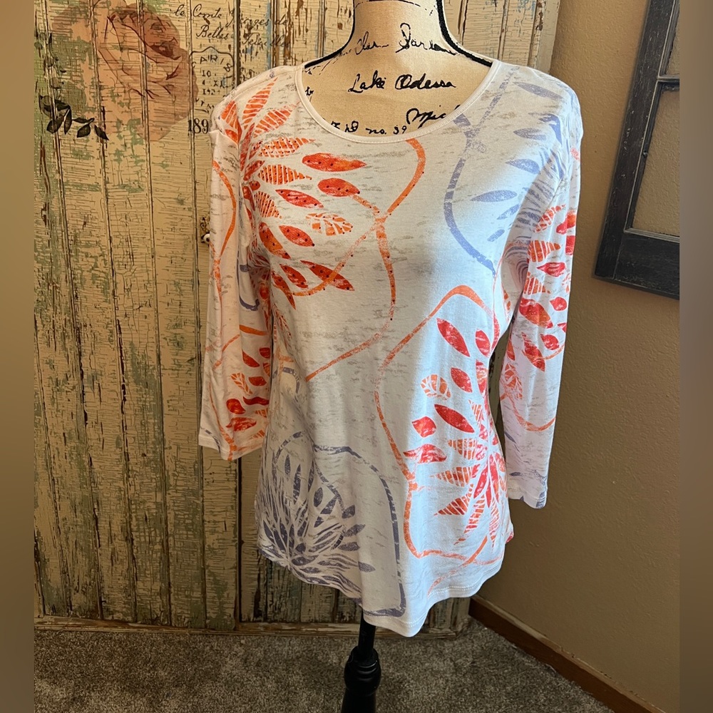 NWOT Jess & Jane 3/4 Sleeve Tee Size Medium. Pattern is Sunny Side